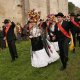 <p>&nbsp;</p>
<div style="line-height: 150%"><b>DANZA DE ALD&Aacute;N</b></div>
<div style="text-indent: 35.4pt; line-height: 150%"><span style="font-size: small">A &quot;Danza de San Sebasti&aacute;n&quot; ten lugar cada 20 de xaneiro en Ald&aacute;n, coincidindo coa festividade deste santo, no Adro da Igrexa de San Cibr&aacute;n de Ald&aacute;n, a&iacute;nda que as veces rep&iacute;tese no mesmo d&iacute;a noutro punto desta parroquia. Ata o ano 1995, o baile celebr&aacute;base polas tardes no patio do Pazo dos Condes de Ald&aacute;n.</span></div>
<div style="line-height: 150%"><span style="font-size: 12pt; line-height: 150%">Actualmente b&aacute;ilase pola ma&ntilde;&aacute; ao remate da misa solemne das 12:00 h. e pola tarde v&oacute;lvese a bailar a&iacute;nda que sen conexi&oacute;n relixiosa en d&uacute;as ocasi&oacute;ns: &aacute;s cinco no &ldquo;Torreiro&rdquo; e &aacute;s seis na alameda. No caso de chuvia cel&eacute;brase sempre no colexio das monxas de Ald&aacute;n.</span></div>
<div style="line-height: 150%"><span style="font-size: 12pt; line-height: 150%">Este baile ten a consideraci&oacute;n de danza ancestral xa que existe documentaci&oacute;n que proba que se bailaba xa en 1.678, (o que significa que no ano 2003 cumpriu 325 anos ininterrompidos de vida) data na que se constitu&iacute;u a confrar&iacute;a do Santo e quedou constancia de que o mordomo foi Joseph Francisco de Gayoso e Aldao, antepasado dos condes de Canalejas. </span></div>
<div style="text-indent: 35.4pt; line-height: 150%"><span style="font-size: 12pt; line-height: 150%">A pesar de que non se co&ntilde;ece nin a orixe, nin o significado, s&aacute;bese que durante s&eacute;culos a danza estivo relacionada tanto cun car&aacute;cter votivo (enfermidade) como coa nobreza local. </span></div>
<div style="text-indent: 35.4pt; line-height: 150%"><span style="font-size: 12pt; line-height: 150%">Os danzantes son veci&ntilde;os ofrecidos ao santo sexa pola s&uacute;a conta ou pola dos seus familiares, en cumprimento dunha promesa, a&iacute;nda que isto foi cambiando xa que empezaron a bailar simplemente porque lles gustaba. </span></div>
<div style="text-indent: 35.4pt; line-height: 150%"><span style="font-size: 12pt; line-height: 150%">A organizaci&oacute;n desta danza corre a cargo da Asociaci&oacute;n Cultural San Sebasti&aacute;n e dun mordomo, que recada pola parroquia o di&ntilde;eiro necesario para cubrir gastos, entre os que se incl&uacute;e a tradicional cena do 19 de xaneiro.</span></div>
<div style="line-height: 150%"><span style="font-size: 12pt; line-height: 150%">A danza componse de dez gal&aacute;ns, cinco damas e un gu&iacute;a. Ata hai 40 anos era interpretada unicamente por homes. O baile ten especial brillantez pola ma&ntilde;&aacute;, cando se baila ante o santo, durante a procesi&oacute;n que se celebra diante da igrexa parroquial cunha duraci&oacute;n aproximada de corenta minutos. Comeza coas venias a San Sebasti&aacute;n e &aacute; Cruz. Os danzantes incl&iacute;nanse seis veces ante cada imaxe: tres veces cando se achegan e outras tres ao volver &aacute; posici&oacute;n inicial. A Virxe do Carme acompa&ntilde;a ao Santo, arroupado por unha gran p&oacute;la de limoeiro, e &aacute; Cruz. </span></div>
<div style="line-height: 150%"><span style="font-size: 12pt; line-height: 150%">O gu&iacute;a dirixe en todo momento os movementos do grupo, que baila seguindo ao son da gaita e o tamboril e acompa&ntilde;ados do ritmo que fan soar as casta&ntilde;olas dos gal&aacute;ns no inicio de cada comp&aacute;s. </span></div>
<div style="line-height: 150%"><span style="font-size: 12pt; line-height: 150%">Esta cl&aacute;sica danza finaliza cunha mui&ntilde;eira a modo de contradanza.</span></div>
<div style="line-height: 150%">&nbsp;</div>
<div style="line-height: 150%">A <span>VESTIMENTA DANZA DE ALD&Aacute;N</span></div>
<div style="text-indent: 35.4pt; line-height: 150%"><span style="font-size: 12pt; line-height: 150%">A actual vestimenta dos Gal&aacute;ns de Ald&aacute;n, en cor e en estilo negro, presenta un traxe de vestir con camisa branca, gravata gris, zapatos de sola, sombreiro e unha banda que cruza polo peito. Os Gal&aacute;ns da Danza de Ald&aacute;n levan como complemento unhas casta&ntilde;olas que tocan durante o baile.</span></div>
<div style="margin-bottom: 0pt; text-indent: 35.4pt; line-height: 150%"><span style="font-size: 12pt; line-height: 150%">Esta banda &eacute; de cor p&uacute;rpura, unha tonalidade que coincide coa do manto do Santo, a&iacute;nda que durante moitos anos foi substitu&iacute;da pola cor da bandeira espa&ntilde;ola. Ademais, a do gu&iacute;a dist&iacute;nguese da do resto dos gal&aacute;ns por ser de cor malva. </span><span style="font-size: 12pt; line-height: 150%">A vestimenta das Damas de Ald&aacute;n &eacute; semellante &aacute; empregada na Danza e Contradanza de Darbo. O traxe das mulleres consta dunhas enaguas brancas con puntillas bastante anchas por riba das cales visten un mandil negro con pedrer&iacute;a de acibeche.</span></div>
<div style="margin-bottom: 0pt; text-indent: 35.4pt; line-height: 150%"><span style="font-size: 12pt; line-height: 150%">A camisa ten a mesma cor que as enaguas con moitos bordados e colo subido. Complem&eacute;ntase cun vistoso mant&oacute;n de Manila que se pon polos ombreiros prendido con broches de fantas&iacute;a deixando ao descuberto a pecheira da camisa sobre a que caen numerosos colares de pedrer&iacute;a de varios tama&ntilde;os.</span></div>
<div style="margin-bottom: 0pt; text-indent: 35.4pt; line-height: 150%"><span style="font-size: 12pt; line-height: 150%">Na cabeza, sombreiro de palla, adornado cunha rechamante composici&oacute;n floral artificial de diversas cores da que penden pola s&uacute;a parte traseira numerosas e longas cintas de cores que chegan cos seus flocos case ata o chan. Pendentes e sortellas complementan este vistoso e pesado traxe que fai que os movementos das Damas sexan repousados e lentos.</span></div>
<div style="line-height: 150%">&nbsp;</div>
<div style="text-indent: 35.4pt; line-height: 150%"><b>Paula Veiga Iglesias</b> en &ldquo;<i>La danza de Ald&aacute;n: un estudio descriptivo y sociol&oacute;gico</i>. Departamento de &ldquo;Did&aacute;cticas especiales&rdquo; Universidade de Vigo (curso 2003-2004)&rdquo; fai a seguinte referencia a esta danza:</div>
<div style="line-height: 150%">&nbsp;</div>
<div style="line-height: 150%"><b><span style="font-size: 10pt; line-height: 150%">ORIXE</span></b></div>
<div style="line-height: 150%"><span style="font-size: 10pt; line-height: 150%">A s&uacute;a orixe ao igual que o seu posterior desenvolvemento musical e de execuci&oacute;n est&aacute; vencellado a d&uacute;as danzas de similares caracter&iacute;sticas do Morrazo &ndash;as de Darbo e O H&iacute;o na honra de Santa Mar&iacute;a (celebrada o 8 de setembro) e San Roque (16 de agosto)&ndash; ao Entroido de Cobres (Vilaboa) e a outras que se executaban nos barrios vigueses de Lavadores, San Roque, Castrelos e Cande&aacute;n. Todas as danzas mencionadas te&ntilde;en un nexo com&uacute;n, presentan elementos similares como a m&uacute;sica (a de Ald&aacute;n &eacute; a mesma ca de O H&iacute;o), vestimenta, coreograf&iacute;a e lugar de execuci&oacute;n (pazos e igrexas). Nun principio deberon pertencer a un solo rito e despois diversific&aacute;ronse no momento en que cada parroquia contou cunha identidade propia.</span></div>
<div style="text-indent: 35.4pt; line-height: 150%"><span style="font-size: 10pt; line-height: 150%">Non &eacute; posible precisar con exactitude a antig&uuml;idade da danza de Ald&aacute;n como tal, debido &aacute; carencia de documentaci&oacute;n expl&iacute;cita ao respecto. Nun documento de 8 de setembro de 1678 no que se constit&uacute;e a confrar&iacute;a &ldquo;del glorioso se&ntilde;or San Sebasti&aacute;n&rdquo;, aparece citado por primeira vez. Non obstante temos constancia de que se bailaba con anterioridade a esta data xa que as&iacute; aparece reflectido no mesmo texto. A mesma fonte cont&eacute;n ademais informaci&oacute;n valiosa sobre o funcionamento da confrar&iacute;a- estatutos, dereitos e deberes dos confrades&hellip;</span></div>
<div style="text-indent: 35.4pt; line-height: 150%"><span style="font-size: 10pt; line-height: 150%">Non hai acordo sobre a orixe: uns soste&ntilde;en que &eacute; relixiosa na honra de San Sebasti&aacute;n; para outros ser&iacute;a pag&aacute; e como outras tradici&oacute;ns foi cristianizada pola igrexa. Tam&eacute;n hai quen sit&uacute;a o inicio da mesma no precristianismo onde exist&iacute;a un forte sentido matriarcal da familia. Hai tam&eacute;n quen asegura, finalmente, que naceu como imitaci&oacute;n das danzas palatinas medievais&hellip;</span></div>
<div style="text-indent: 35.4pt; line-height: 150%"><span style="font-size: 10pt; line-height: 150%">P&oacute;dese intu&iacute;r que nun principio foi bailada polo pobo en agradecemento ou expresi&oacute;n de ledicia e que era de car&aacute;cter agr&iacute;cola. Quizais os labregos a bailasen probablemente na &eacute;poca da semente do millo (maio) ou da recollida da colleita (finais de agosto-setembro). Esta &uacute;ltima hip&oacute;tese &eacute; a m&aacute;is acertada e corroborada polas flores que as damas levan nos seus sombreiros, xa que se sup&oacute;n que nun principio eran naturais e nesa &eacute;poca a&iacute;nda exist&iacute;an flores nos campos.</span></div>
<div style="line-height: 150%"><span style="font-size: 10pt; line-height: 150%">Elementos como as flores dos sombreiros, o galanteo (as figuras que representan os danzantes te&ntilde;en un certo toque de sensualidade, os gal&aacute;ns representan unha especie de cortexo dirixido a namorar as damas) fannos supor que nun principio dita danza tivo unha orixe pag&aacute;, agora ben, outros como a propia coreograf&iacute;a e o lugar de execuci&oacute;n l&eacute;vannos a supo&ntilde;er que non sempre debeu ser bailada as&iacute;.</span></div>
<div style="text-indent: 35.4pt; line-height: 150%"><span style="font-size: 10pt; line-height: 150%">Nun principio as hip&oacute;teses mostran un baile sen preparaci&oacute;n nin coreograf&iacute;a e que, cando se cristianizou, pasou a desenvolverse dunha maneira concreta. A advocaci&oacute;n ao santo vinc&uacute;lase a unha peste que asolou a Vila no 1517, pero crese que a cristianizaci&oacute;n poder&iacute;a ser xa anterior. Os que mante&ntilde;en que a s&uacute;a orixe sempre estivo ligada ao santo especulan con que dita danza se trasladou de agosto-setembro a xaneiro para facela coincidir coa data do santo.</span></div>
<div style="text-indent: 35.4pt; line-height: 150%"><span style="font-size: 10pt; line-height: 150%">Non cabe d&uacute;bida de que os pasos coreogr&aacute;ficos que actualmente presenta a danza lembran os que se bailaban ent&oacute;n na Corte (danzas baixas e minu&eacute;). Os nobres manti&ntilde;an relaci&oacute;ns uns cos outros e tam&eacute;n coa realeza e por iso ditos bailes puideron chegar facilmente a estas terras. Os movementos cerimoniosos e algo sofisticados das venias iniciais ao santo lembran en certo modo as reverencias destas danzas palatinas, tam&eacute;n ao portar os gal&aacute;ns o comezo da danza o sombreiro na man, os pasos a ras do chan, a posici&oacute;n baixa dos brazos das damas, as voltas e os punteos, os desprazamentos laterais, as evoluci&oacute;ns e traxectorias variadas e complexas, a m&uacute;sica&hellip;</span></div>
<div style="text-indent: 35.4pt; line-height: 150%"><span style="font-size: 10pt; line-height: 150%">O alcume de farsas de damas e gal&aacute;ns aludir&iacute;a &aacute; imitaci&oacute;n dos bailes palatinos que fac&iacute;an ao seu xeito os labregos da zona, no que se pode percibir unha forma de obrigada colaboraci&oacute;n co se&ntilde;or do pazo no seu rol de mordomo ou confrade principal.</span></div>
<div style="line-height: 150%">&nbsp;</div>
<div style="line-height: 150%"><b><span style="font-size: 10pt; line-height: 150%">A DANZA</span></b></div>
<div style="line-height: 150%"><span style="font-size: 10pt; line-height: 150%">Interpr&eacute;tase todos os anos o 20 de xaneiro na honra de San Sebasti&aacute;n.</span></div>
<div style="line-height: 150%"><span style="font-size: 10pt; line-height: 150%">Actualmente real&iacute;zanse tres representaci&oacute;ns. A primeira ao lado da igrexa, despois da misa principal durante a procesi&oacute;n do santo (bailada completa). A segunda &aacute;s catro e media no Torreiro, diante do Pazo, e a terceira as seis na Alameda.</span></div>
<div style="line-height: 150%"><span style="font-size: 10pt; line-height: 150%">A preparaci&oacute;n da festa corre a cargo do mordomo, persoa que se ofrece voluntaria (ao igual cos danzantes) para tal fin, normalmente por unha promesa feita ao santo. Este encargarase de buscar os danzantes, os gaiteiros; arranxar a igrexa. Pola escaseza de mordomos e pola idea de conservar e celebrar ano tras ano dita danza, en 1993 nace a &ldquo;Asociaci&oacute;n cultural San Sebasti&aacute;n&rdquo;.</span></div>
<div style="line-height: 150%"><span style="font-size: 10pt; line-height: 150%">Para executar dito baile neces&iacute;tanse once homes (dez gal&aacute;ns e un gu&iacute;a, sen l&iacute;mite de idade) e cinco mulleres (as damas deben ser solteiras). Era obrigado un ensaio o do d&iacute;a anterior &aacute; danza, pero actualmente real&iacute;zanse tres ou catro antes do d&iacute;a 20.</span></div>
<div style="line-height: 150%"><span style="font-size: 10pt; line-height: 150%">O traxe denota a evoluci&oacute;n sufrida pola danza co paso do tempo. O m&aacute;is salientable &eacute; o das damas pois crese que cambiou menos, xa que se gardaba simplemente dun ano para outro. Componse basicamente de sombreiro de copa e de ala ancha de palla, adornado con flores de tea e cintas de cores; blusa, fald&oacute;n e enaguas brancas adornados con puntilla; mant&oacute;n de Manila, mandil de veludo negro, panos de cores vivas colgando a cada lado do fald&oacute;n,</span></div>
<div style="line-height: 150%"><span style="font-size: 10pt; line-height: 150%">zapatos negros pechados, medias marr&oacute;ns, numerosas xoias (colares, broches e pendentes vistosos); o peiteado ao cadrelo (postizo na maior&iacute;a dos casos).</span></div>
<div style="line-height: 150%">&nbsp;</div>
<div style="text-indent: 35.4pt; line-height: 150%"><span style="font-size: 10pt; line-height: 150%">O vestiario dos gal&aacute;ns cambiou m&aacute;is segundo as modas. Consta de traxe e sombreiro negro (de ala ancha e r&iacute;xida), camisa branca, garabata gris e a banda coas cores propias do santo, acomp&aacute;&ntilde;anse de casta&ntilde;olas.</span></div>
<div style="text-indent: 35.4pt; line-height: 150%"><span style="font-size: 10pt; line-height: 150%">Os danzantes sit&uacute;anse en tres filas, na central as cinco damas e por ambos lados as d&uacute;as filas de cinco gal&aacute;ns, o gu&iacute;a situarase no centro cara os danzantes. Antes de comezar a bailar (dando volta a igrexa) hai unha especie de preparaci&oacute;n (venias) cando empeza a m&uacute;sica o gu&iacute;a da o sinal para comezar. O movemento b&aacute;sico consistir&aacute; en ir danzando cara a esquerda e a dereita repetidamente e de forma irregular (o gu&iacute;a far&aacute; os pertinentes axustes). Os movementos dos brazos das damas ser&aacute;n ata a cintura mentres que os homes os levar&aacute;n en alto tanxendo as casta&ntilde;olas durante todo o desenvolvemento da danza. Ao rematar cada figura, faise unha especie de punteo e danse d&uacute;as voltas, &aacute; primeira cara a dereita e a segunda &aacute; esquerda. Ao finalizar a danza e sen parar a m&uacute;sica comeza a mui&ntilde;eira (contradanza) na cal cambia o paso base, realiz&aacute;ndose este sen moverse do sitio.</span></div>
<div style="text-indent: 35.4pt; line-height: 150%"><span style="font-size: 10pt; line-height: 150%">Despois de variadas figuras soar&aacute; a m&uacute;sica inicial para a continuaci&oacute;n seguir coa procesi&oacute;n avanzando cara atr&aacute;s ata o adro, onde se danzar&aacute; ata que as imaxes se recollan.</span></div>
<div style="text-indent: 35.4pt; line-height: 150%"><span style="font-size: 10pt; line-height: 150%">A m&uacute;sica que acompa&ntilde;a a danza consta de d&uacute;as pezas mon&oacute;dicas baseadas na t&iacute;pica repetici&oacute;n a modo de secuencia de secci&oacute;ns mel&oacute;dicas con semicadencias e cadencias conclusivas. A partitura aparece documentada en 1942. A melod&iacute;a &eacute; de car&aacute;cter tonal e sen demasiados adornos debido o car&aacute;cter danzante r&aacute;pido da mesma. A instrumentaci&oacute;n &eacute; a de gaita e tamboril acompa&ntilde;ada en todo momento polas casta&ntilde;olas tanxidas polos gal&aacute;ns (acompa&ntilde;amento non inclu&iacute;do en dita partitura).</span></div>
<div style="text-indent: 35.4pt; line-height: 150%"><span style="font-size: 10pt; line-height: 150%">A danza &eacute; o resultado da s&uacute;a orixe, evoluci&oacute;n e preservaci&oacute;n. Expresi&oacute;n</span></div>
<div style="line-height: 150%"><span style="font-size: 10pt; line-height: 150%">inicialmente utilitaria que se foi enriquecendo a trav&eacute;s das &eacute;pocas. Elemento vivo que fusiona un pasado cun presente e que se converteu hoxe en d&iacute;a no sinal de identidade do pobo de Ald&aacute;n.</span></div>
<p>Fotograf&iacute;a de Fernando Garc&iacute;a</p>